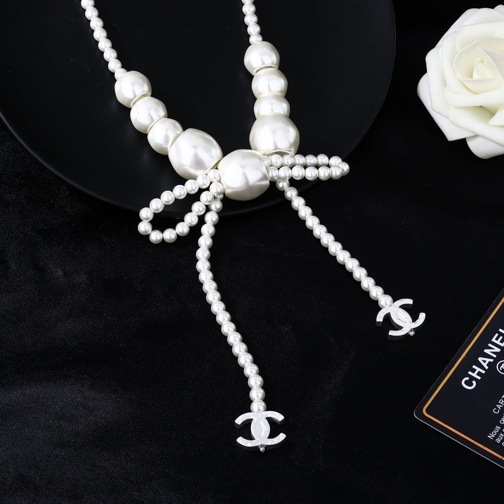 CHANEL 25S CHAIN BELT IN WHITE PEARL WITH BOW 614475