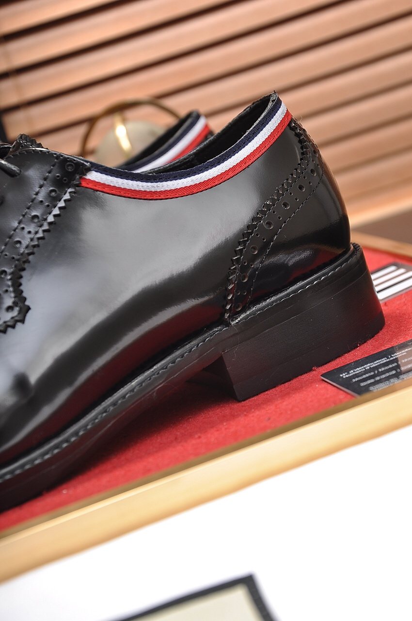 Gucci Men's Black Burgundy Trim Lace-Up Dress Shoes
